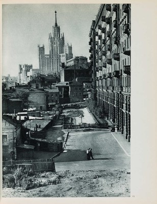 [Москва, увиденная глазами Анри Картье-Брессона]. Mosca vista da Henri Cartier-Bresson. Milan, 1954.